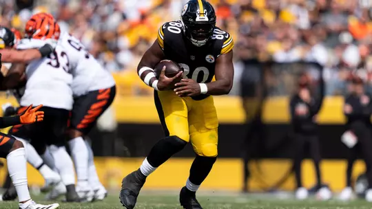 PITTSBURGH, PENNSYLVANIA - SEPTEMBER 27: Darnell Washington #80 of the Pittsburgh Steelers runs with the ball against the Cincinnati Bengals during an NFL football game at Acrisure Stadium on September 27, 2026 in Pittsburgh, Pennsylvania. (Photo by Michael Owens/Getty Images)
