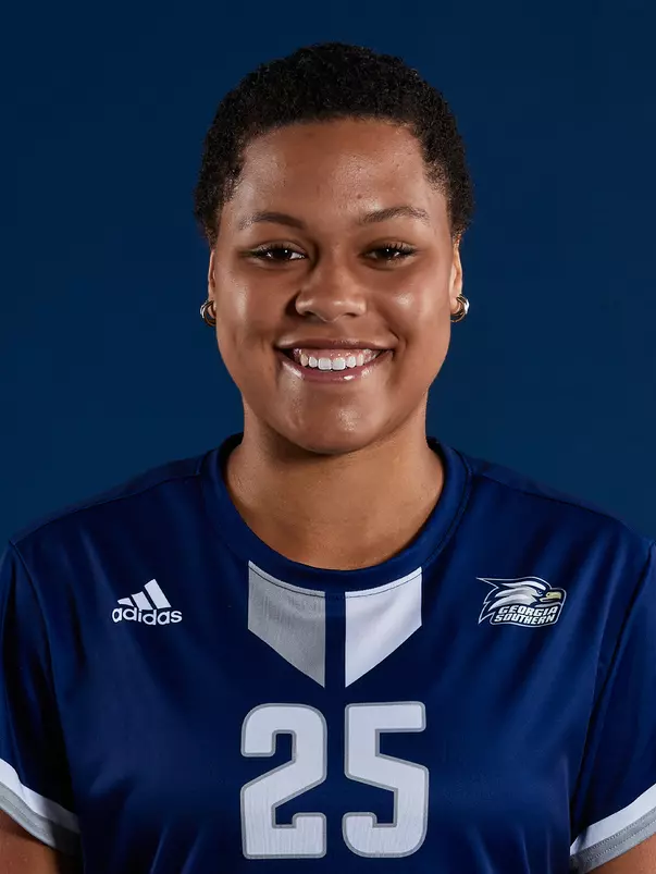 25_Sade_Heinrichs_21WSOC_Headshot_WEB.jpg