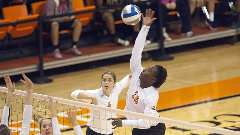 OTD: Volleyball starts SLC play 5-0