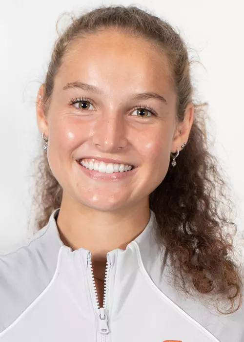 Vianne Schwab 2022 Head Shot