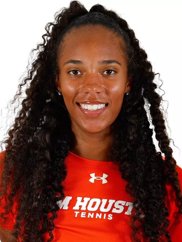 Alyahh Hohmann 2024 head shot