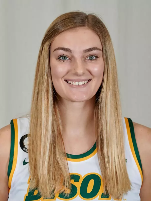 Behnke_Emiily_2122_Headshot_Cropped