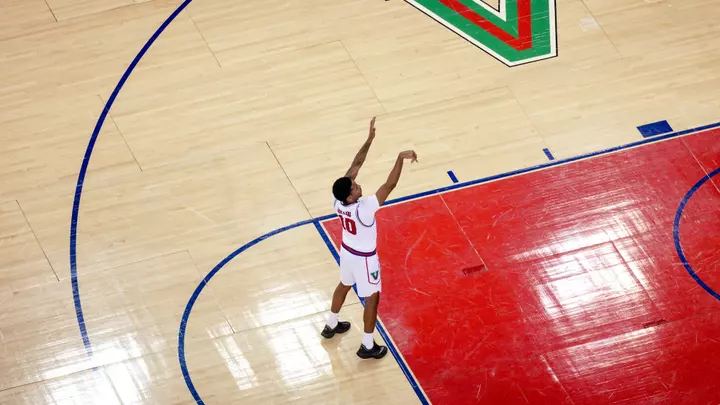 Zaon Collins free throw