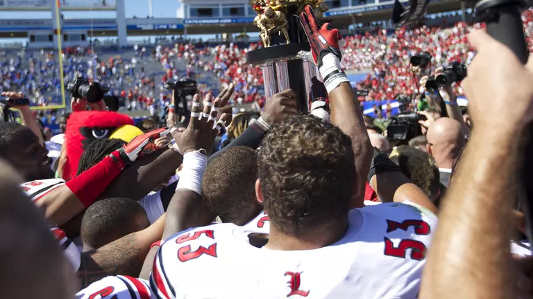 Cardinals Prepare for Rivalry Game Versus Kentucky