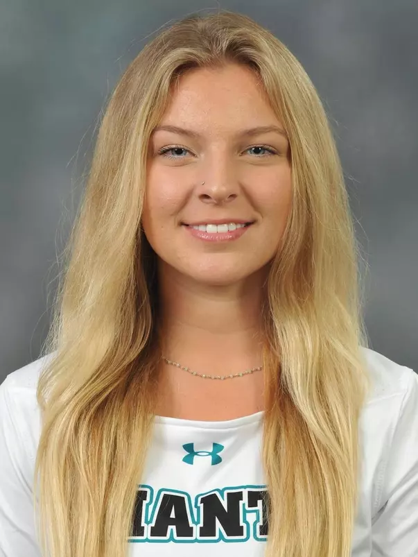 Sela Lomascalo 2021-22 headshot