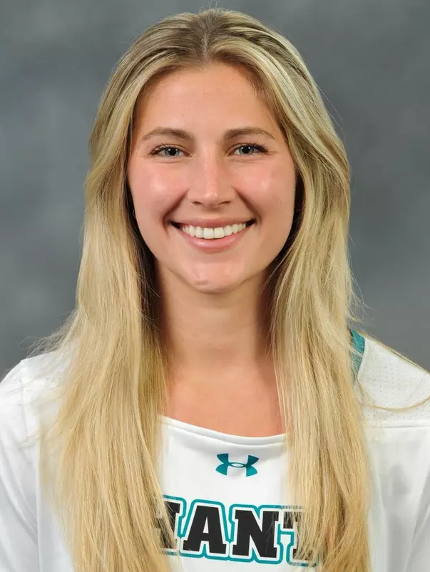 Hannah Remis 2022 headshot