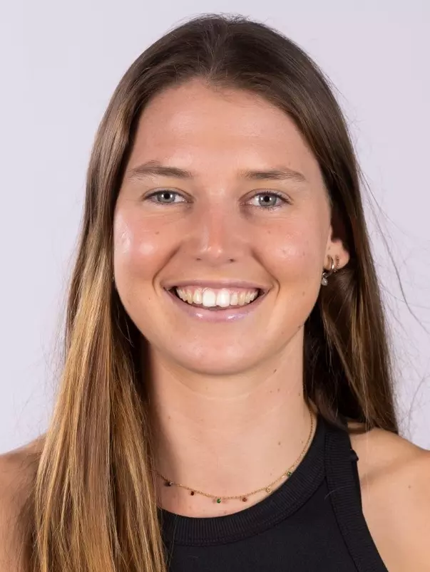 Isabel Pascual 2022 Headshot