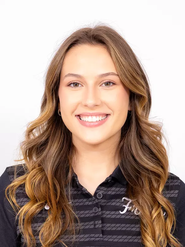 Luisa Tomazela Headshot