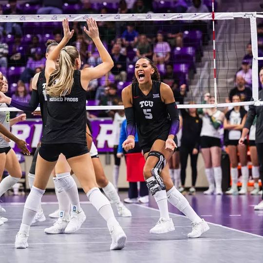 Jalyn Gibson turns and celebrates a kill against Baylor