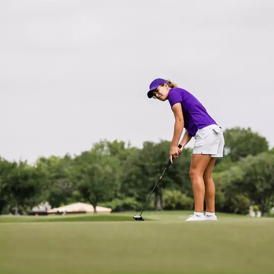 Sofia Barroso Sa tracks a putt as the golf ball rolls westward across the green.