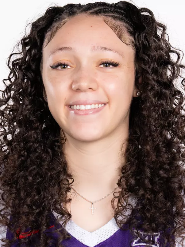 Bella Hines headshot.