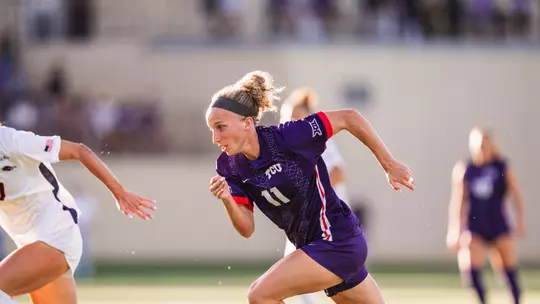 Bella Diorio running behind a UTSA player