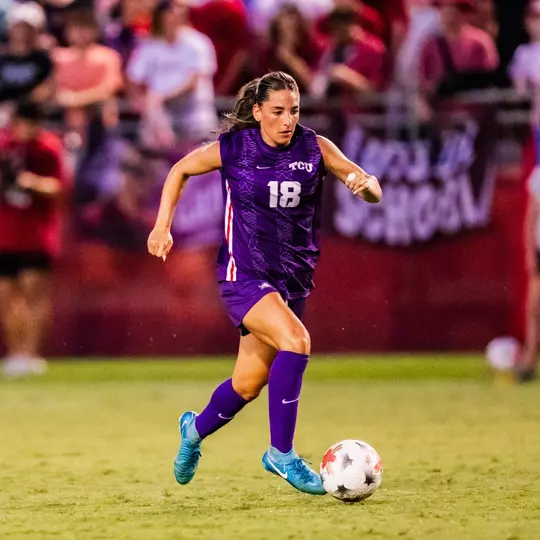 Emma Yolinsky dribbling the ball down the field against Alabama