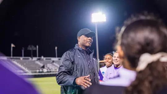 Eric Bell speaking with team after game