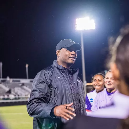 Eric Bell speaking with team after game