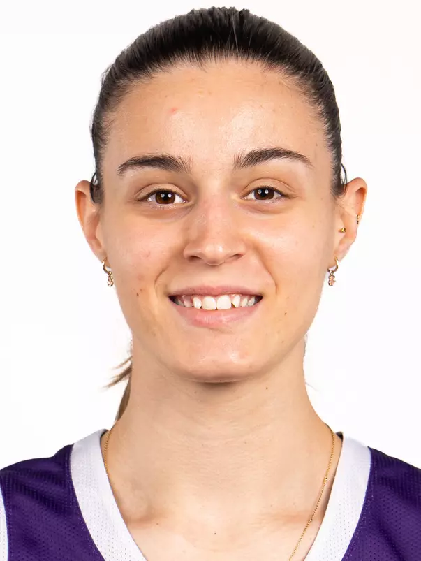Claudia Contell headshot.