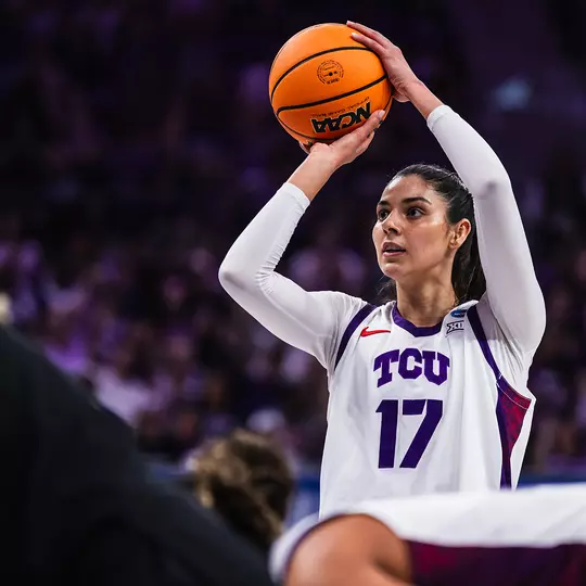 Clara Silva shoots a free throw
