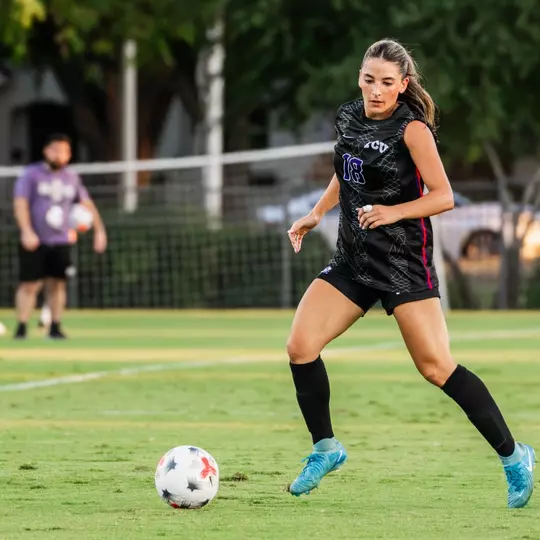 Emma Yolinsky dribbling ball versus Texas