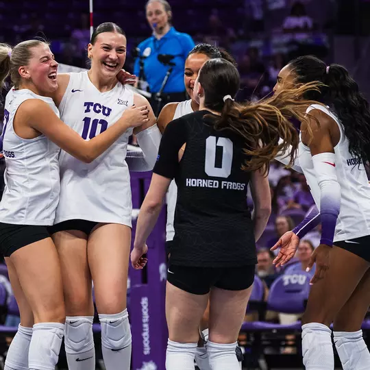 TCU Volleyball's Rosemary Archer and Kinsley Young hug