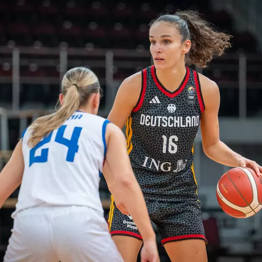 Clara Bielefeld dribbles a basketball wearing an anthracite jersey