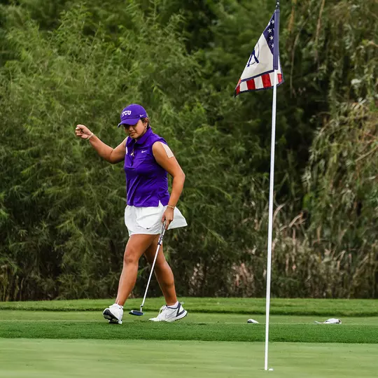 Kirstin Angosta celebrates a birdie putt at the Schooner Fall Classic