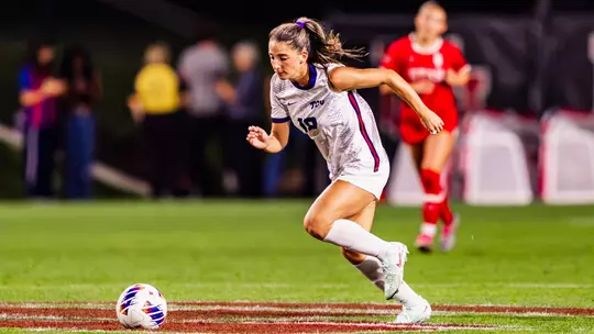 Emma Yolinsky dribbling