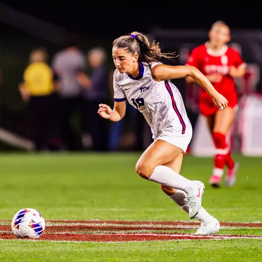 Emma Yolinsky dribbling