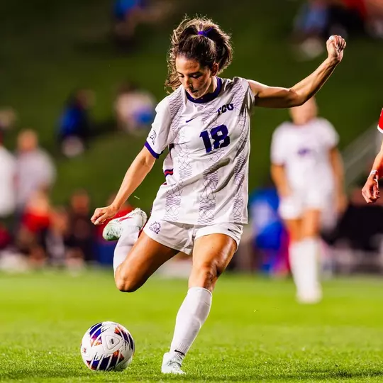 Emma Yolinsky going to kick the ball