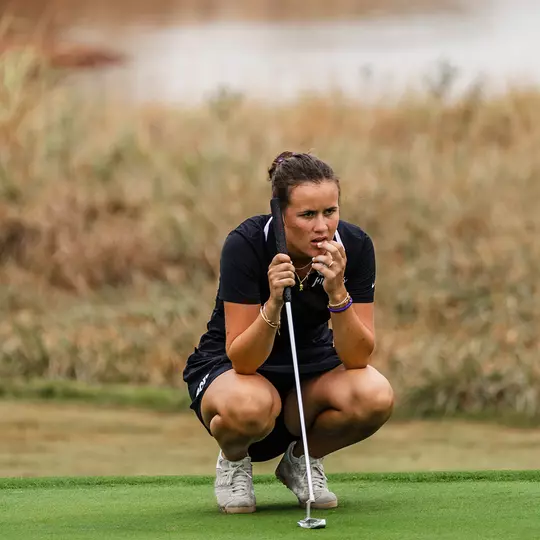 Ella Forss reads the green ahead of a birdie putt attempt.