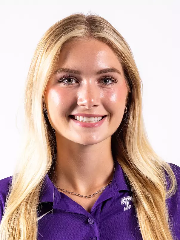 Elivia Papcun Headshot