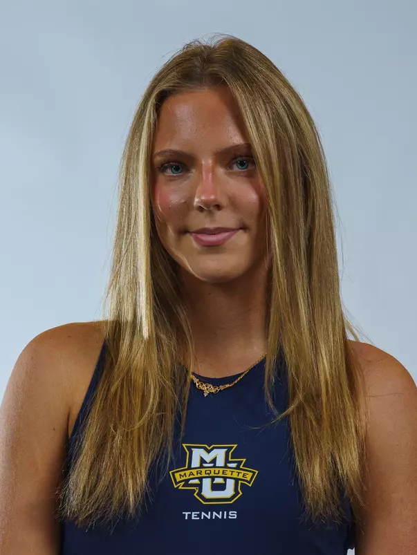 Lea Holmlund Headshot