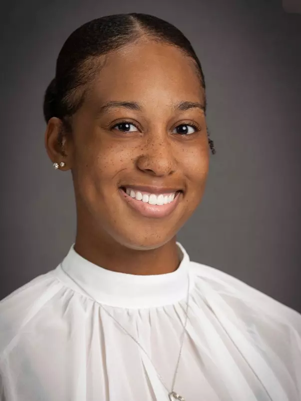 Robyn Magee Headshot