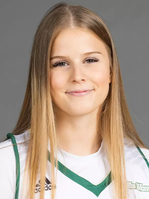 Maddie Willett headshot 2021-22