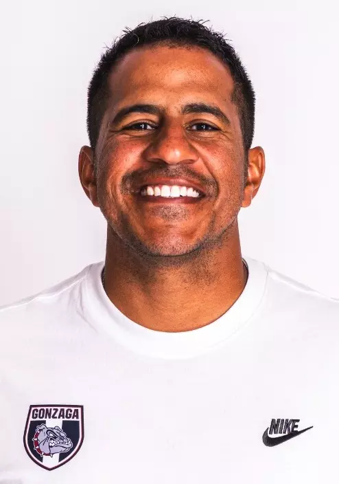 Guante headshot 2026