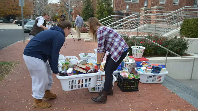 GW Lacrosse to Collect Thanksgiving Dinner Donations