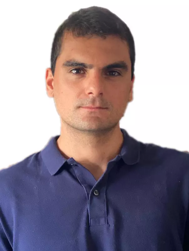 Agus Savarino headshot