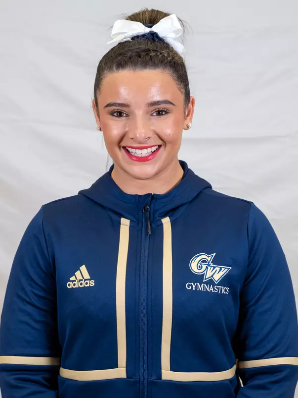 Cyd Crasa headshot