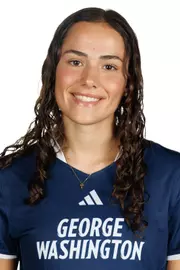 Nora Tavares Headshot