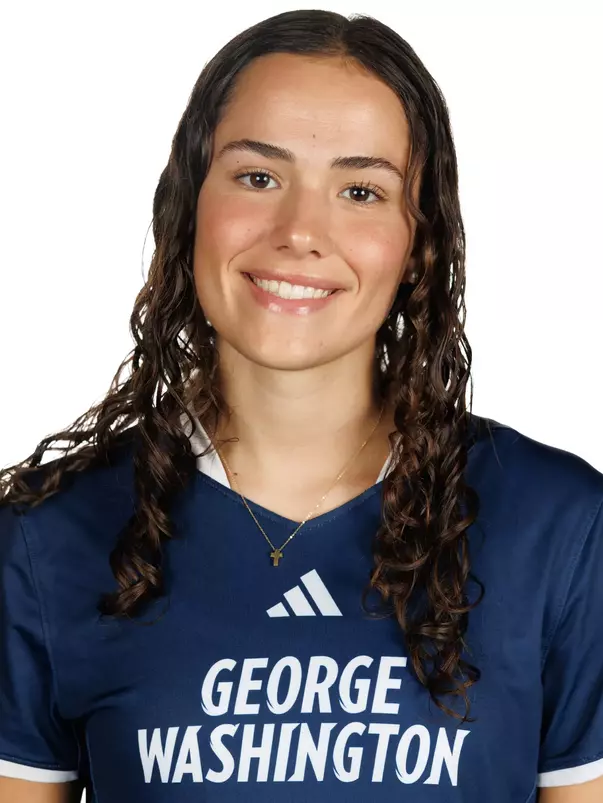 Nora Tavares Headshot