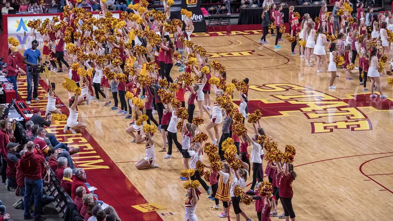 Cheerleaders To Host Spirit Day Cheer Clinic