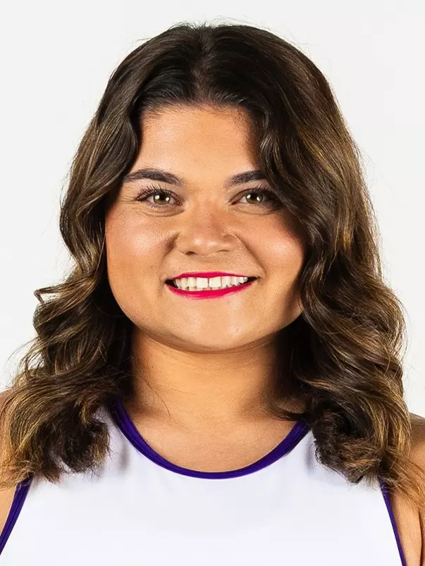 Claire Thurnau headshot