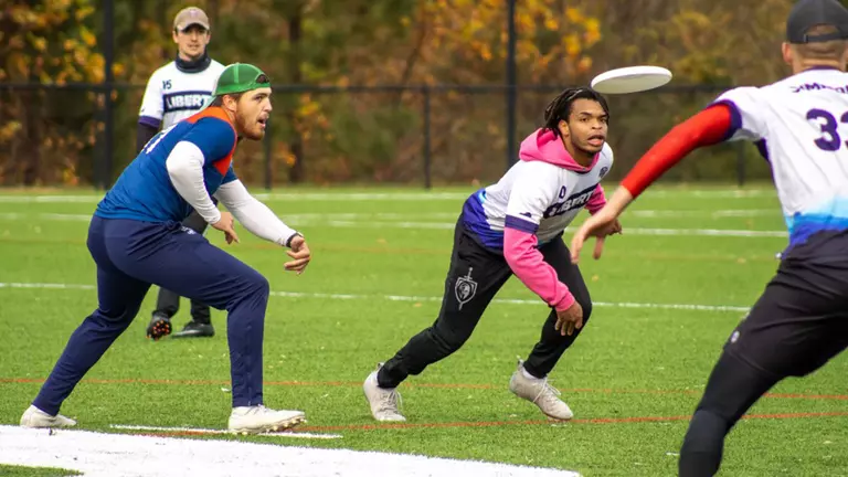 Men’s, women’s ultimate teams host hat tournament, alumni games
