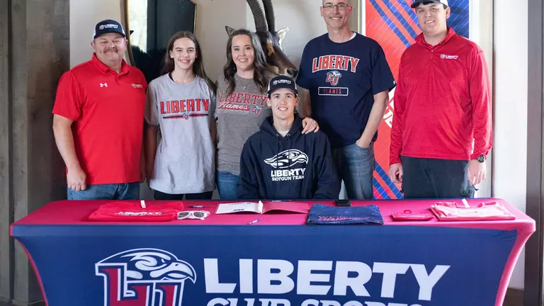 Texas state shotgun champion commits to Liberty’s shooting sports program