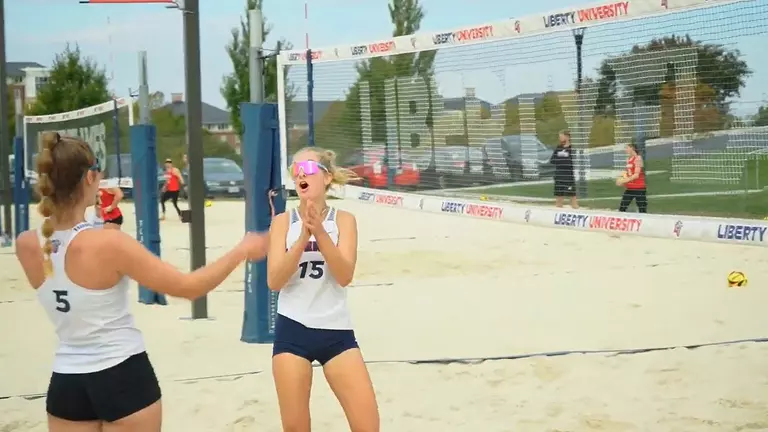 Women’s beach pairs finish first, third in first tournament over Homecoming Weekend