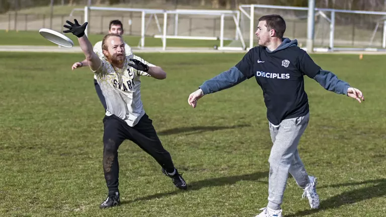 Men’s ultimate tests young talent, places third in season’s first tournament