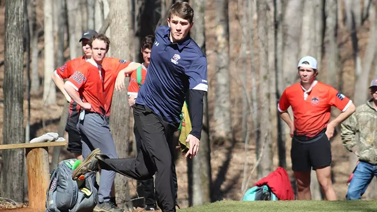 Disc golf competes in Mid-Atlantic Regional event, qualifies men’s D2 team, women’s tandem for CDC Nationals
