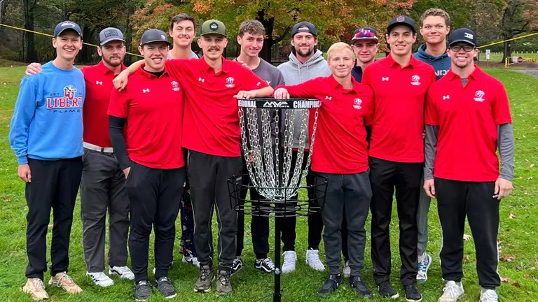 Men’s disc golf team qualifies for CDC nationals with strong showing at Mid-Atlantic Regionals in N.Y.