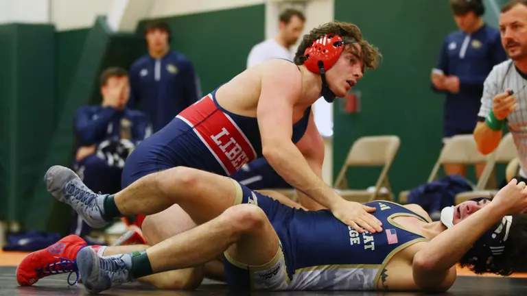 Men’s wrestlers go 2-2, winning in dominant fashion and losing decisively, at Rocky Top Duals