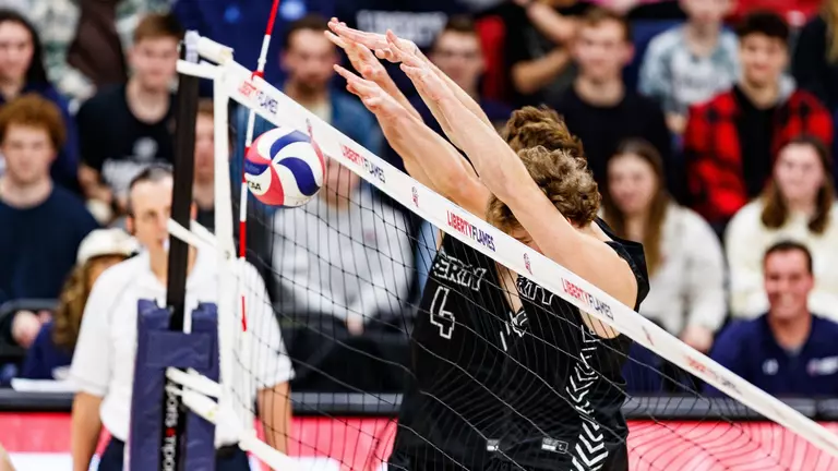 Men’s volleyball overcomes early stumble, wins three straight sets to take down Tar Heels in ‘Midnight Mayhem’