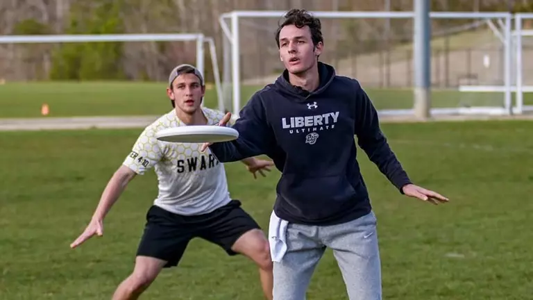 Men’s ultimate breaks seed at Mid-Atlantic Warm-Up in Williamsburg, hosts alumni game Saturday